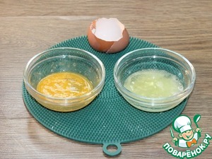 Пироги с мясным фаршем, овощами, соусом