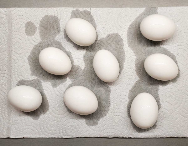 Как покрасить яйца через салфетку