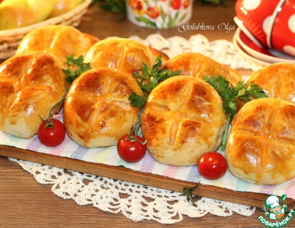 Пироги с мясным фаршем, овощами, соусом