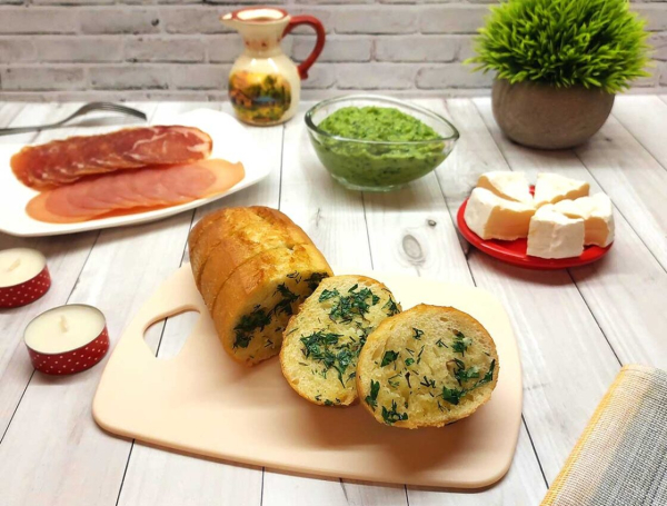 Багет с чесноком и зеленью