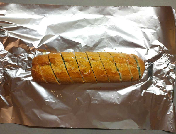 Багет с чесноком и зеленью