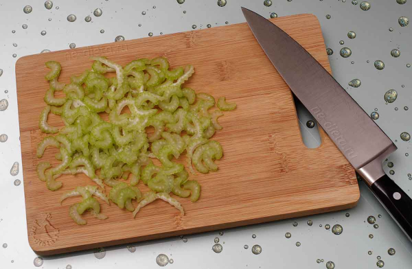 Салат с курицей, виноградом и орехами