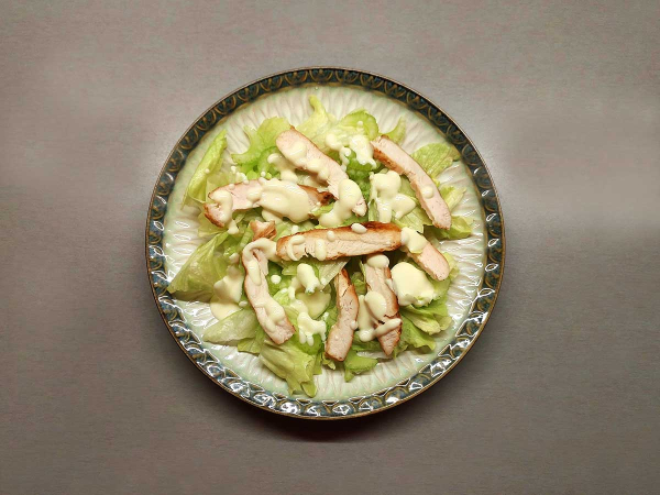 Салат с курицей, виноградом и орехами