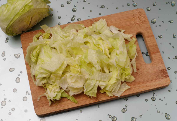 Салат с курицей, виноградом и орехами