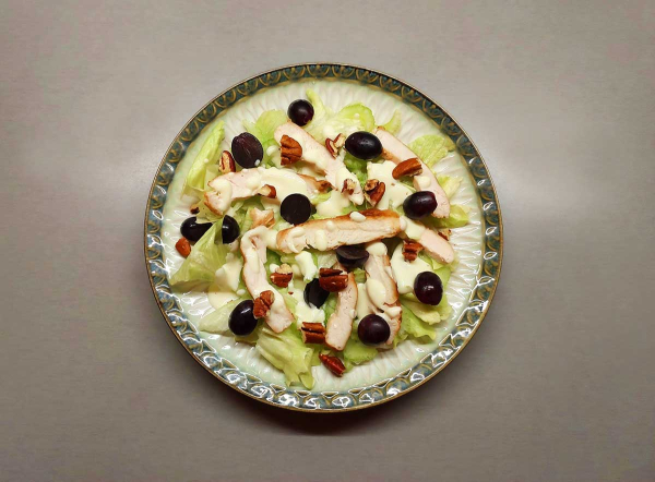 Салат с курицей, виноградом и орехами