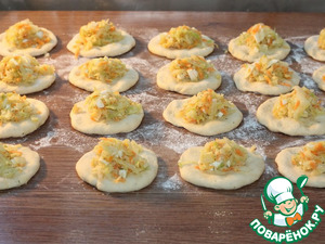 Круглые пирожки с овощами и яйцом