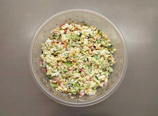 Салат с крабовыми палочками и пекинской капустой
