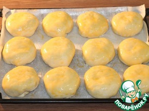 Пироги с мясным фаршем, овощами, соусом