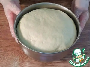 Пироги с мясным фаршем, овощами, соусом