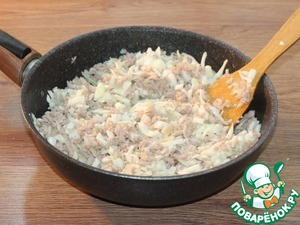 Пироги с мясным фаршем, овощами, соусом