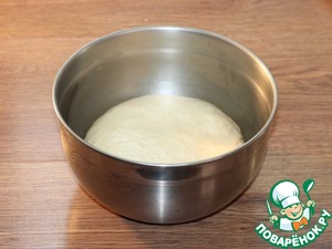 Пироги с мясным фаршем, овощами, соусом