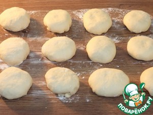 Пироги с мясным фаршем, овощами, соусом
