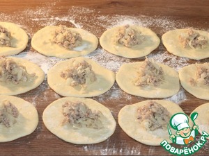 Пироги с мясным фаршем, овощами, соусом